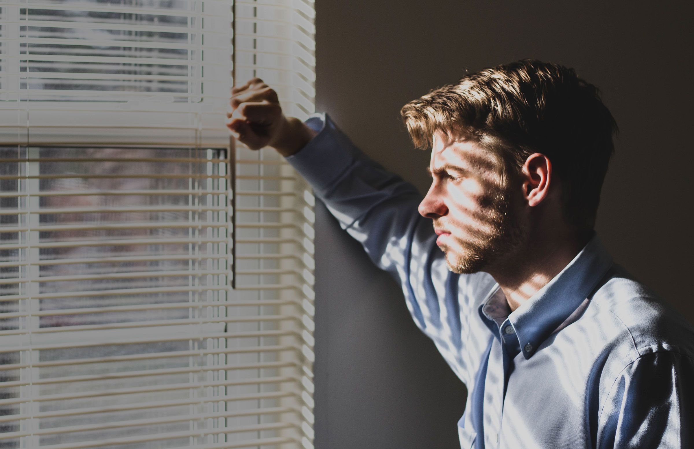 depression-mann-schaut-nachdenklich-aus-dem-fenster